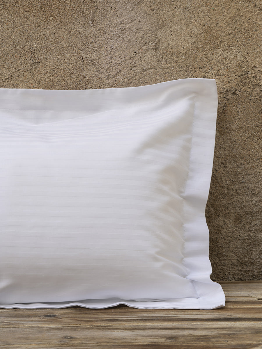 Μαξιλαροθήκη 52x75 Oxford 4 πλευρές - 230 Κλωστές CVC Σατέν ρίγα 1cm - 60% Βαμβάκι Πενιέ / 40% Πολυέστερ
